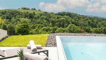 Kolam renang terbuka bermusim