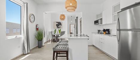 Réfrigérateur, micro-ondes, plaque de cuisson, cafetière/bouilloire