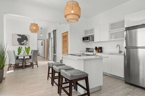 Fridge, microwave, stovetop, coffee/tea maker - Artistic Escape | Urban Unit with Terrace (San Juan)