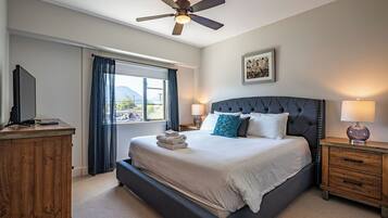 2 bedrooms, desk, WiFi, bed sheets