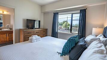 2 bedrooms, desk, WiFi, bed sheets