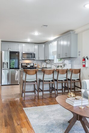 Jääkaappi, mikroaaltouuni, uuni, liesi