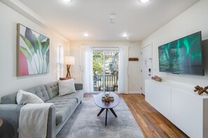 Smart TV, offices - Quick NYC Access  |  Free Parking  |  Private balcony  |  Near Rutgers University  |  Professionally styled  |  3 bed/2 bath (Newark)