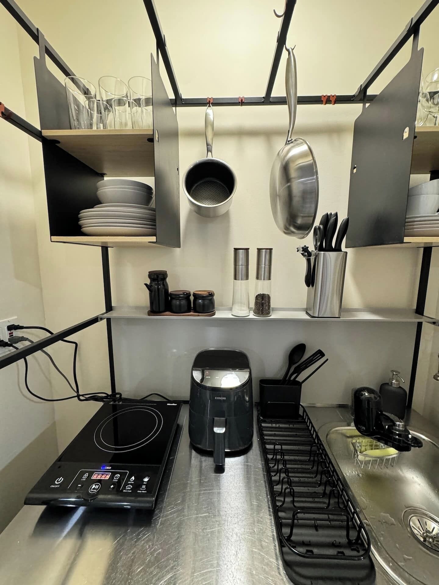 Microonde, piano cottura, macchina per tè/caffè, tostapane