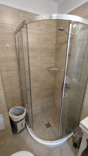 Een douche, een haardroger, handdoeken, zeep