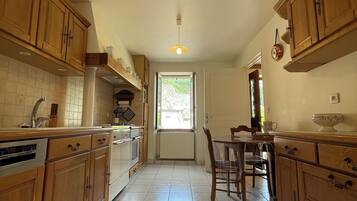 Een koelkast, een magnetron, een oven, een kookplaat