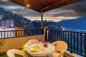 Outdoor dining - 3-bedroom villa in awesome Kasauli with WiFi (Kasauli)