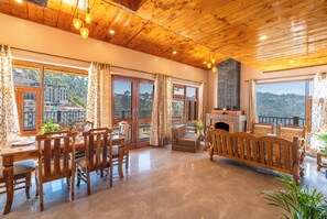 Interior - 3-bedroom villa in awesome Kasauli with WiFi (Kasauli)