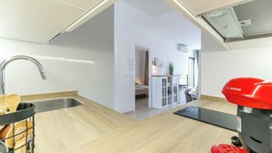 Une cuisine moderne équipée d’une machine à café Bosch, d’un évier et d’un plan de travail en bois.