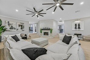 TV, fireplace - 7000 Sq ft Upscale 5BR Villa | Pool, Spa, Gym (Henderson)