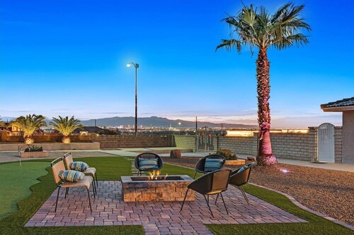 7000 Sq ft Upscale Villa w 5BR, Pool, Spa & Gym