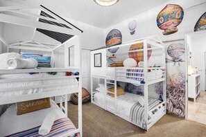6 bedrooms, desk, iron/ironing board, travel crib