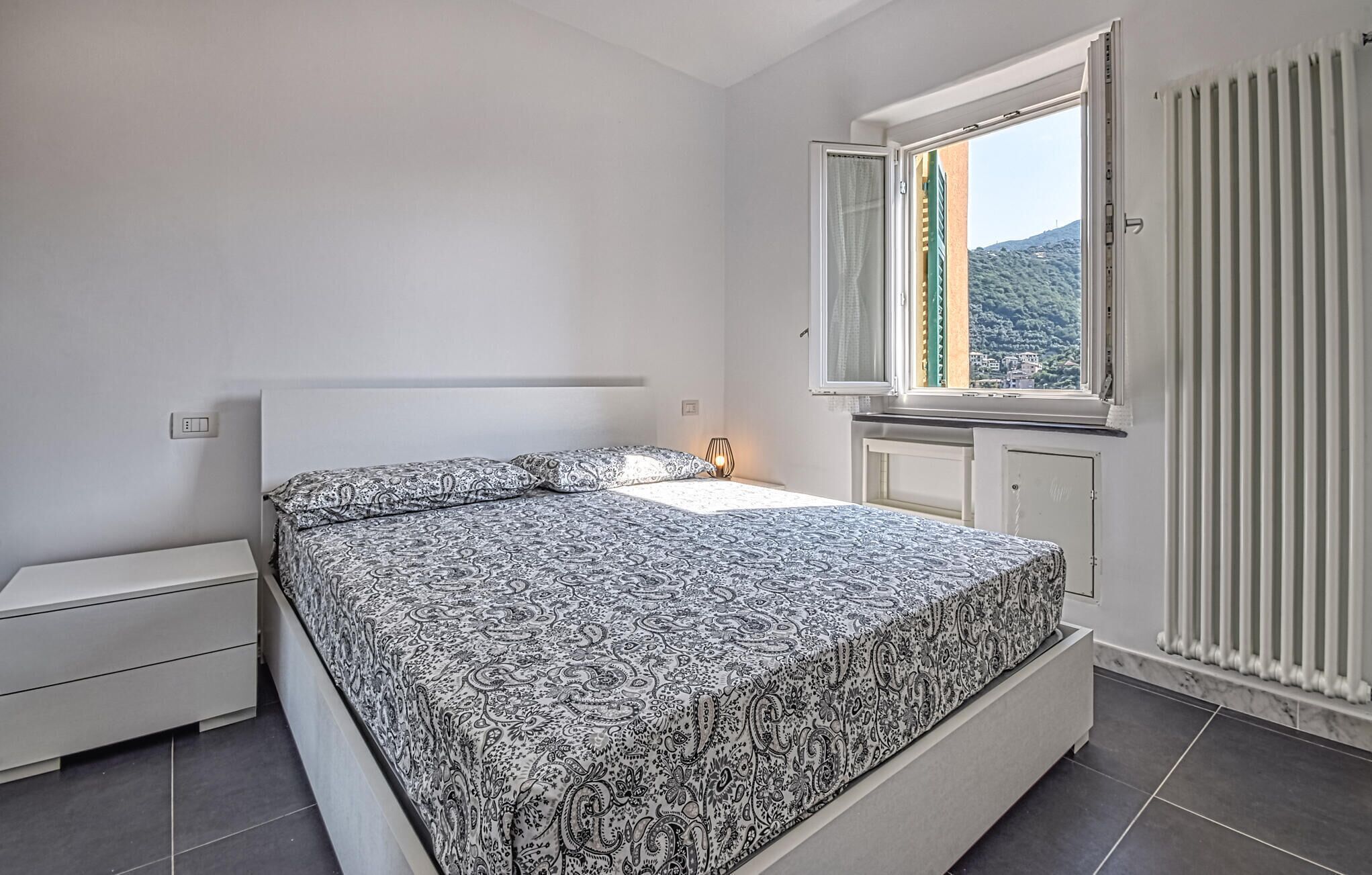 1 habitación, tabla de planchar con plancha y cuna de viaje 