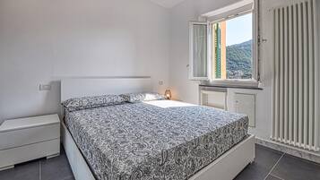 1 habitación, tabla de planchar con plancha y cuna de viaje