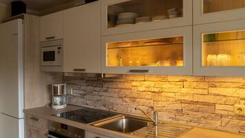 Mikrowelle, Ofen, Herdplatte, Geschirrspüler