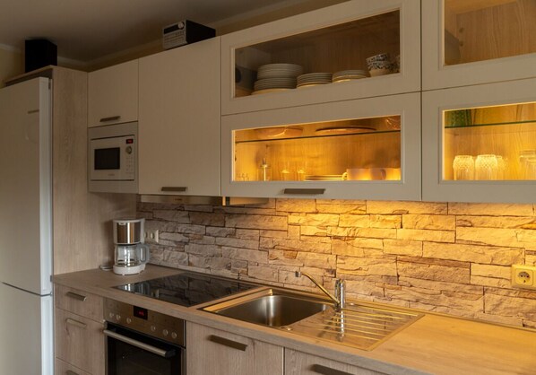 Mikrowelle, Ofen, Herdplatte, Geschirrspüler