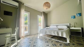 Deluxe-Doppel- oder -Zweibettzimmer, 1 King-Bett, Nichtraucher, Hügelblick | Zimmersafe, Schreibtisch, laptopgeeigneter Arbeitsplatz