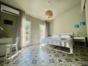 Deluxe kamer, 1 twee- of 2 eenpersoonsbedden, 1 kingsize bed, niet-roken, uitzicht op heuvels | Een kluis op de kamer, een bureau, een laptopwerkplek