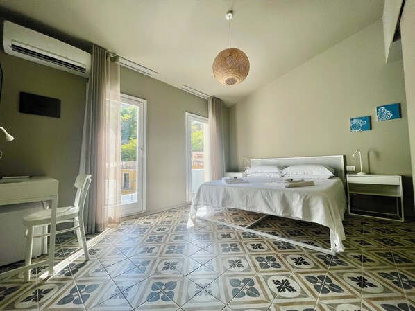 Deluxe Double or Twin Room, 1 King Bed, Non Smoking, Hill View