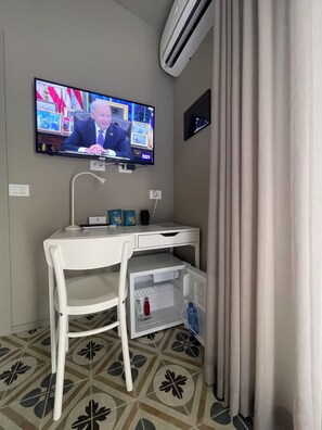 Deluxe Double or Twin Room, 1 King Bed, Non Smoking, Hill View