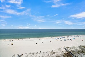 På stranden