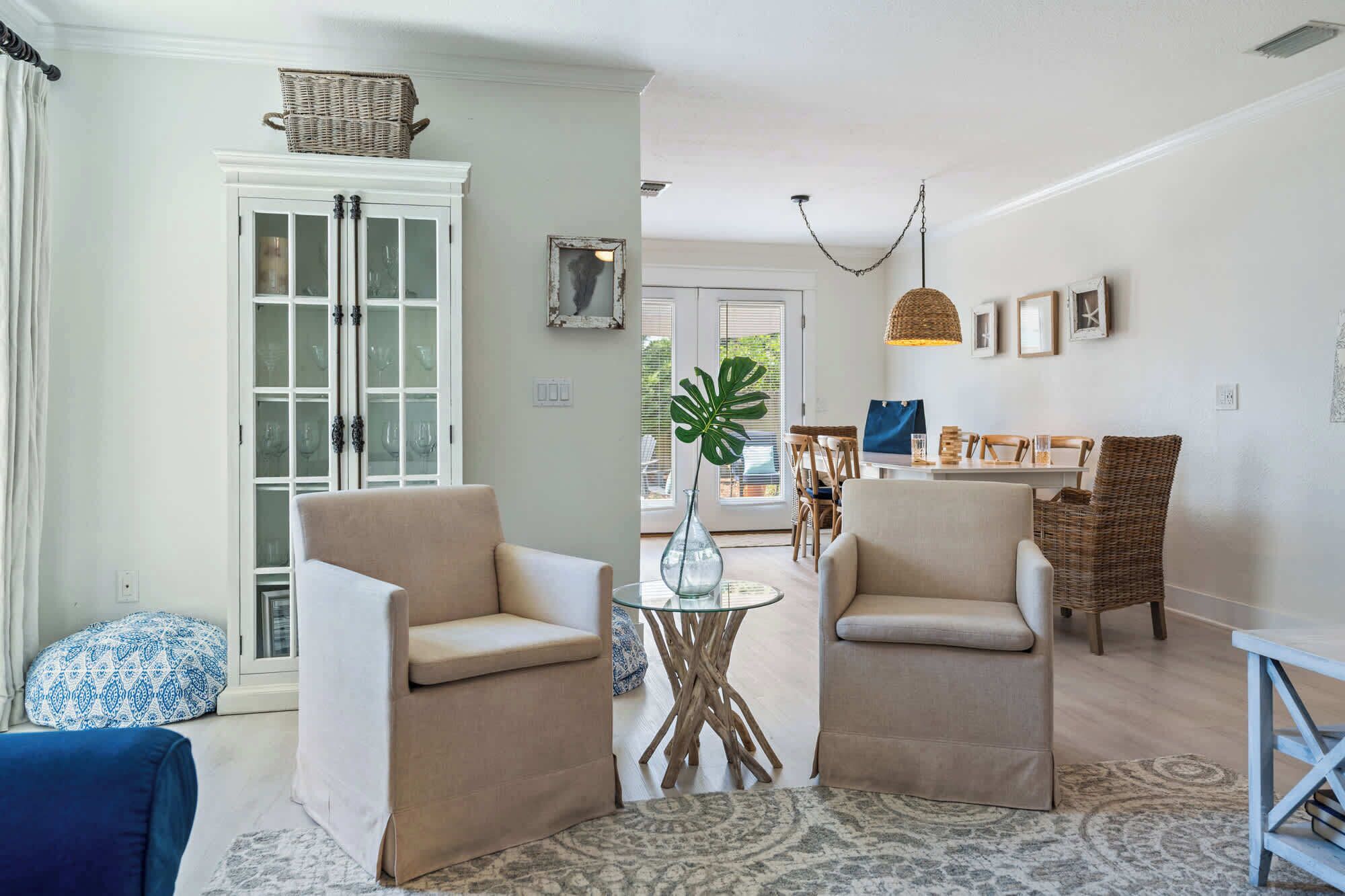 スマートテレビ、暖炉、DVD プレーヤー、書庫