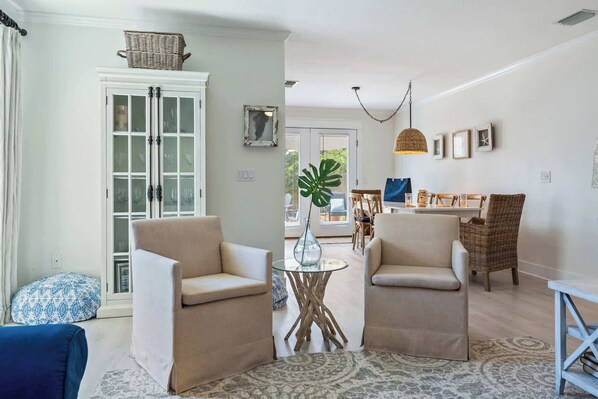 Smart TV, chimenea, reproductor de DVD, libros