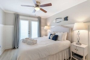 4 habitaciones, escritorio y tabla de planchar con plancha