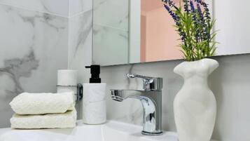 Dusche, Haartrockner, Handtücher, Seife