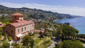 A coastal villa with a red-tiled roof, a balcony, and a garden. - Paradise Corner by Interhome (Ventimiglia)