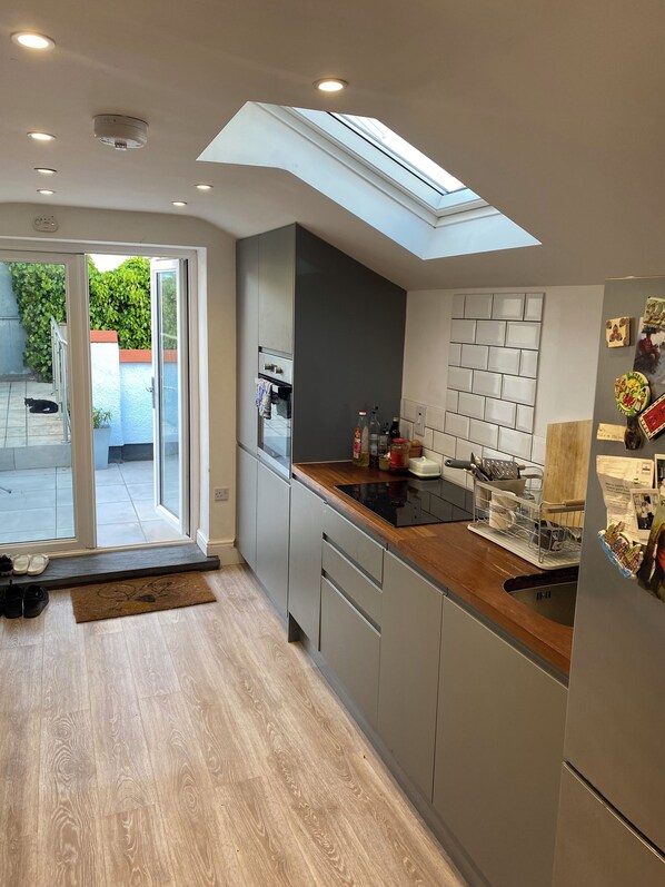 Private kitchen - Beautiful 4 bed apartment in the heart of Burry Port 5 minutes from the beach! (Burry Port)