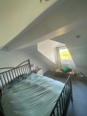 3 bedrooms, iron/ironing board, WiFi, bed sheets - Beautiful 4 bed apartment in the heart of Burry Port 5 minutes from the beach! (Burry Port)