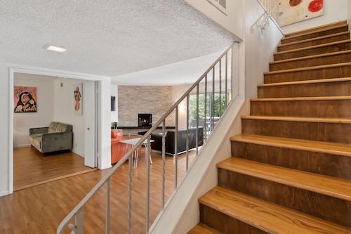 Spacious 5bed/3bath home with piano close to Universal studio & Hollywood for 10