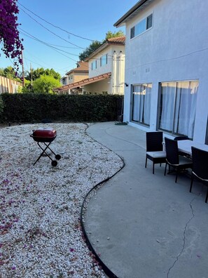 Outdoor dining - Spacious 5bed/3bath home with piano close to Universal studio & Hollywood for 10 (Los Angeles)