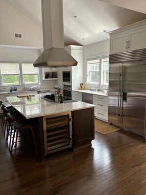 Private kitchen - This stunning 5-bedroom house in Southampton is a must see (Southampton)