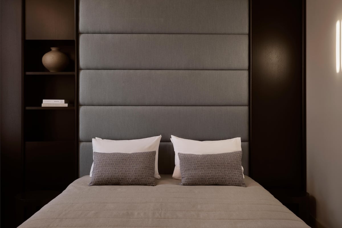 Ropa de cama de alta calidad, cubrecamas y minibar