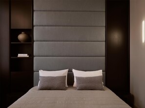 Suite Superior, pemandangan kota | Seprai premium, selimut bulu angsa, minibar, dan brankas