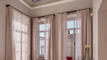 Ylelliset vuodevaatteet, untuvapeitot, minibaari, tallelokero huoneessa