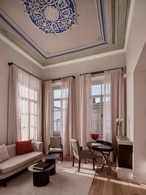 Sengetøy av topp kvalitet, dundyner, minibar og safe på rommet