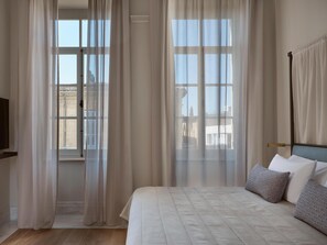 1 bedroom, premium bedding, down duvets, minibar
