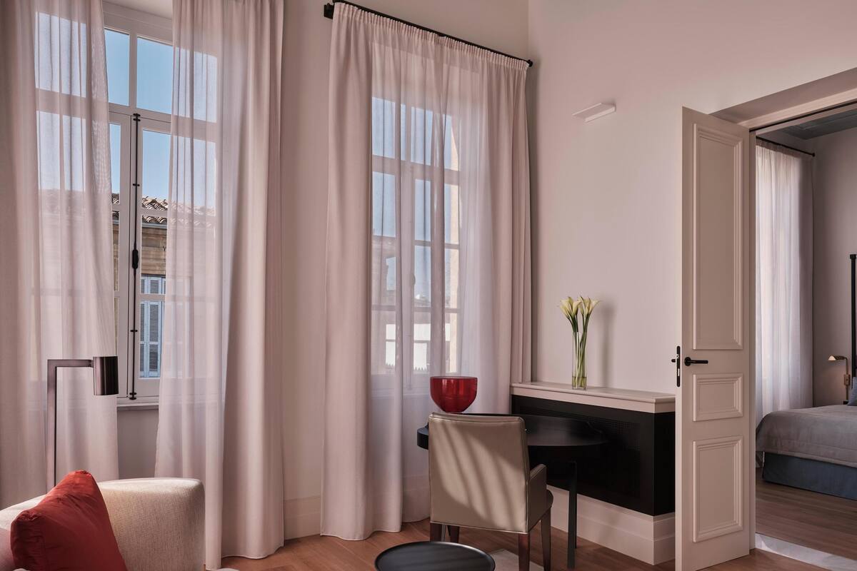 Una habitación moderna con sofá, una mesita y una chimenea.