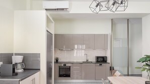 Una cocina moderna con electrodomésticos de acero inoxidable, microondas y cafetera.