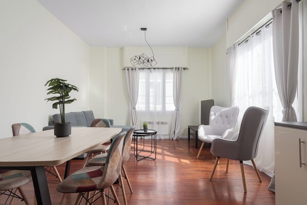 Family Apartment | Living area | Smart TV, Netflix, streaming services - Akadimias Kolonaki Comfort Apartment (Athens)
