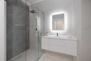 Douche, sèche-cheveux, serviettes fournies, savon