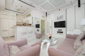 Una televisión, una oficina