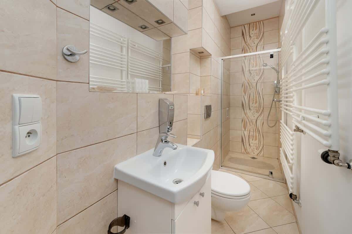 Shower, hair dryer, towels, shampoo