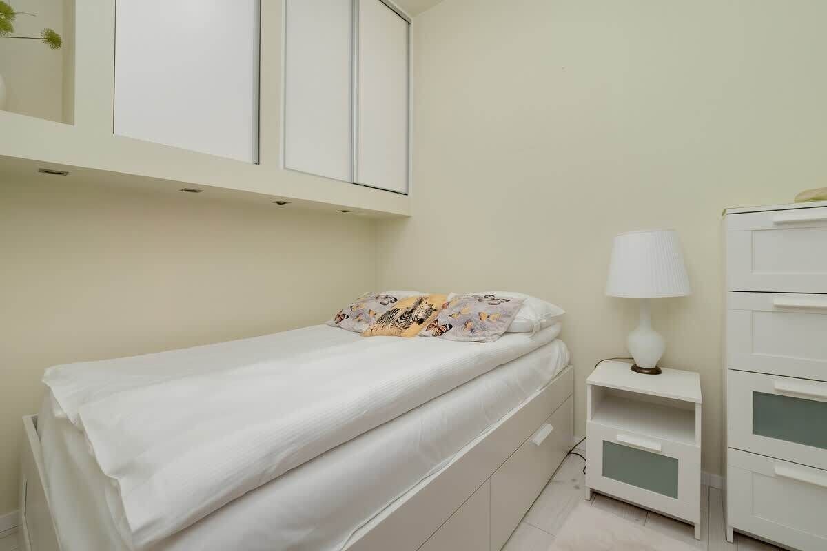 1 dormitorio, escritorio, tabla de planchar con plancha y wifi