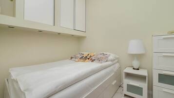 1 dormitori, escriptori, planxa i posts de planxar i wifi