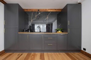 Fridge, microwave, stovetop, dishwasher - Chmielna 35 Warsaw | Elegant Studio | 4 Guests | In the Centre (Warszawa)