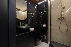 Ducha, secador de pelo y toallas